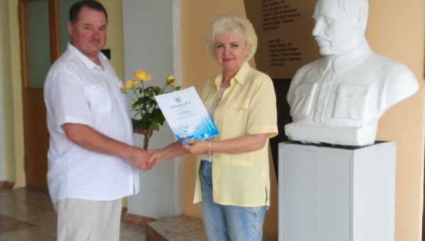 Любов Василівна Пшенична вручає грамоту від ректора університету начальнику ІОЦ Сидоренко Олегу Петровичу з нагоди 50 річчя