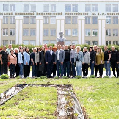 100 троянд – до 100-річчя університету